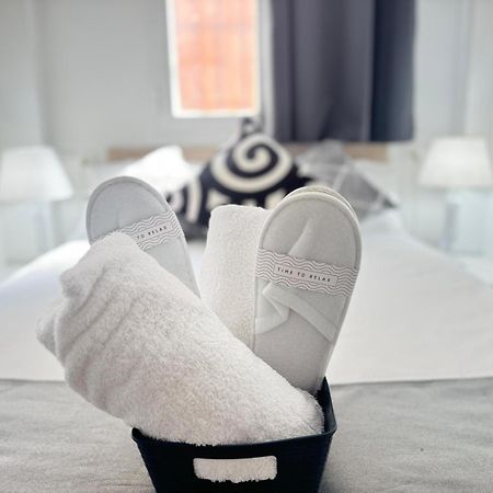 Cinco Torres Suites Madrid Bagian luar foto