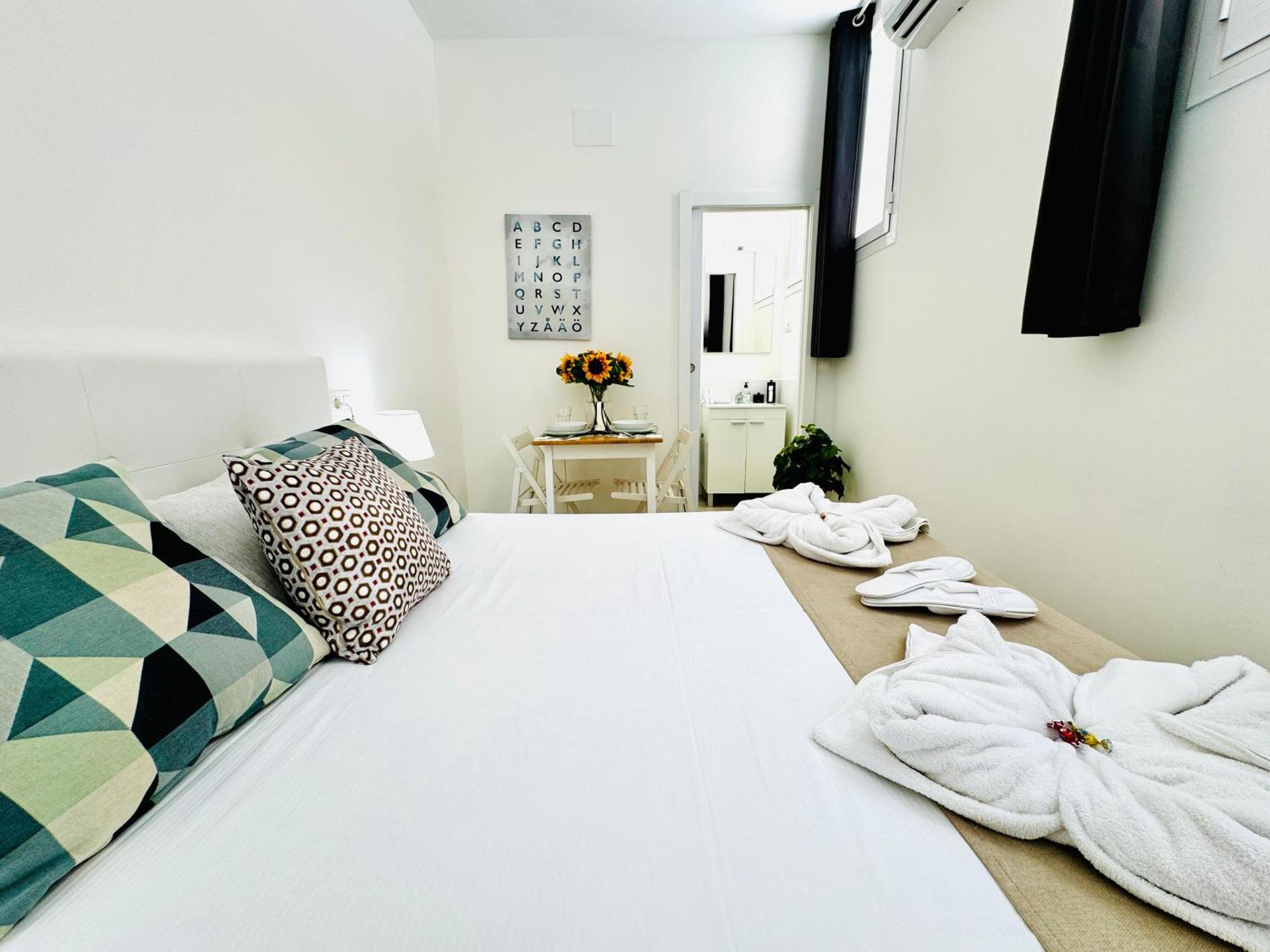 Cinco Torres Suites Madrid Bagian luar foto