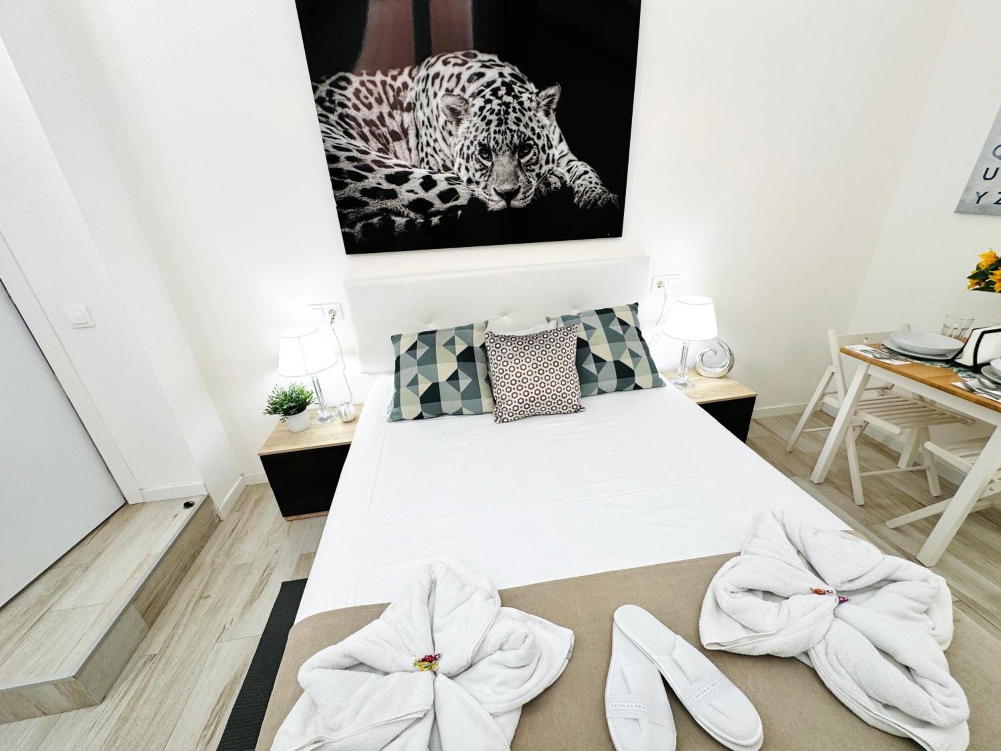 Cinco Torres Suites Madrid Bagian luar foto