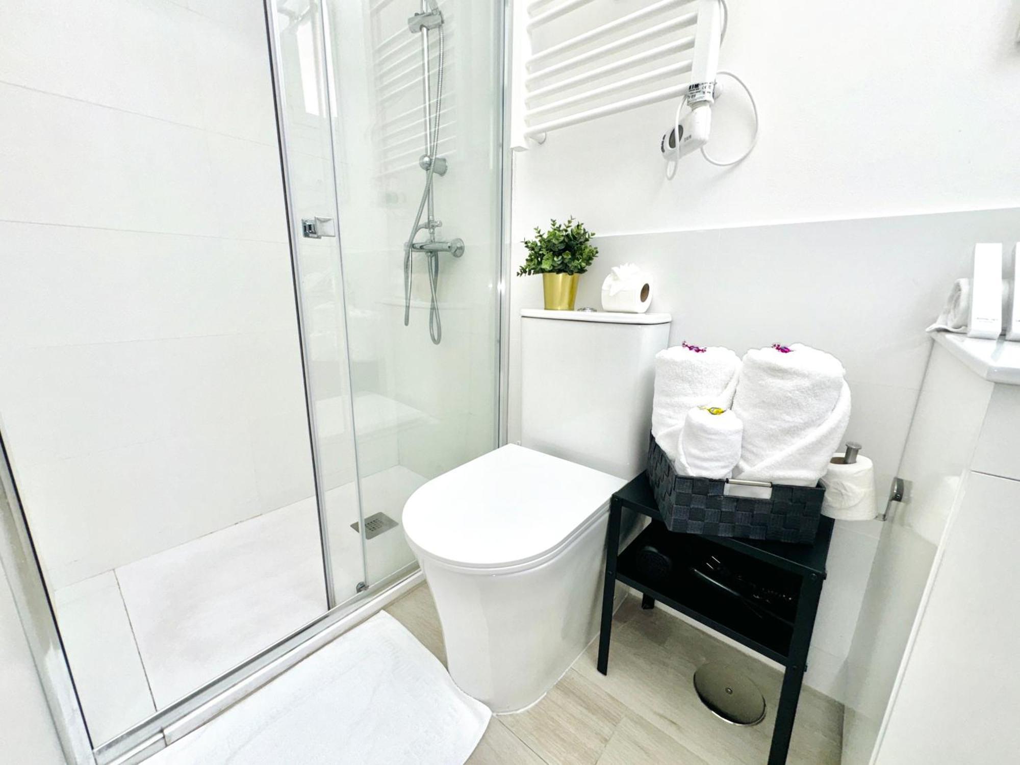 Cinco Torres Suites Madrid Bagian luar foto