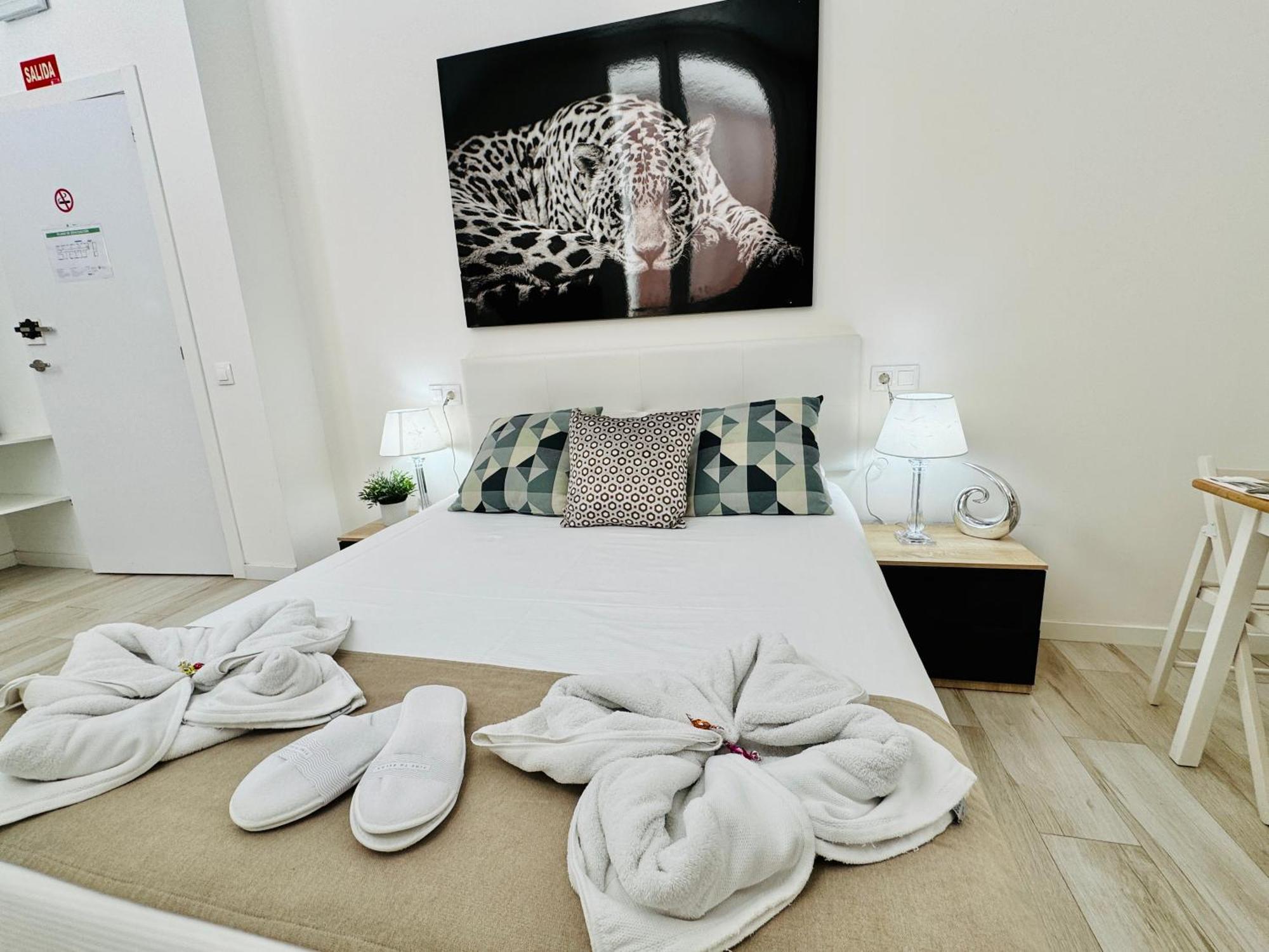 Cinco Torres Suites Madrid Bagian luar foto