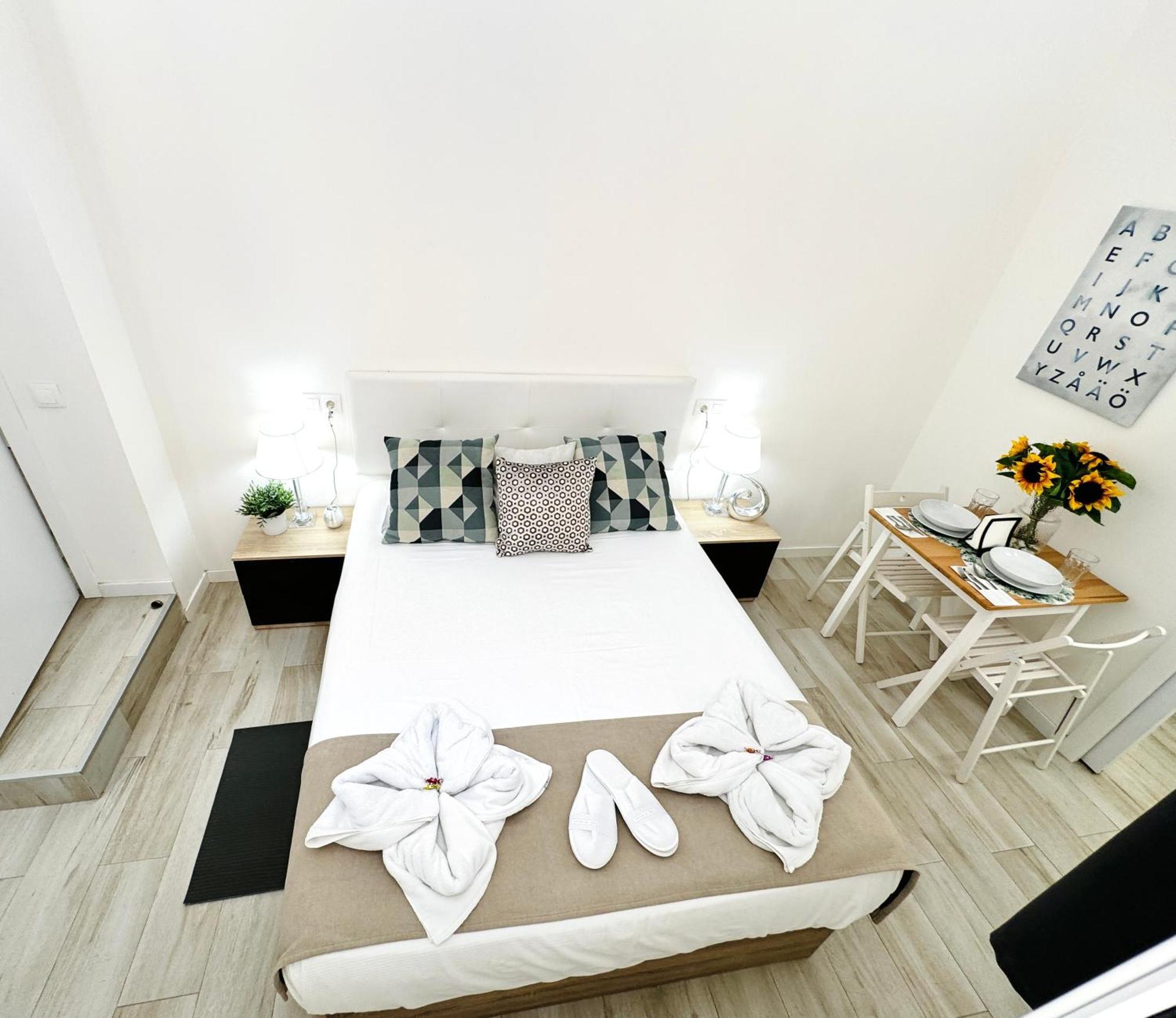 Cinco Torres Suites Madrid Bagian luar foto
