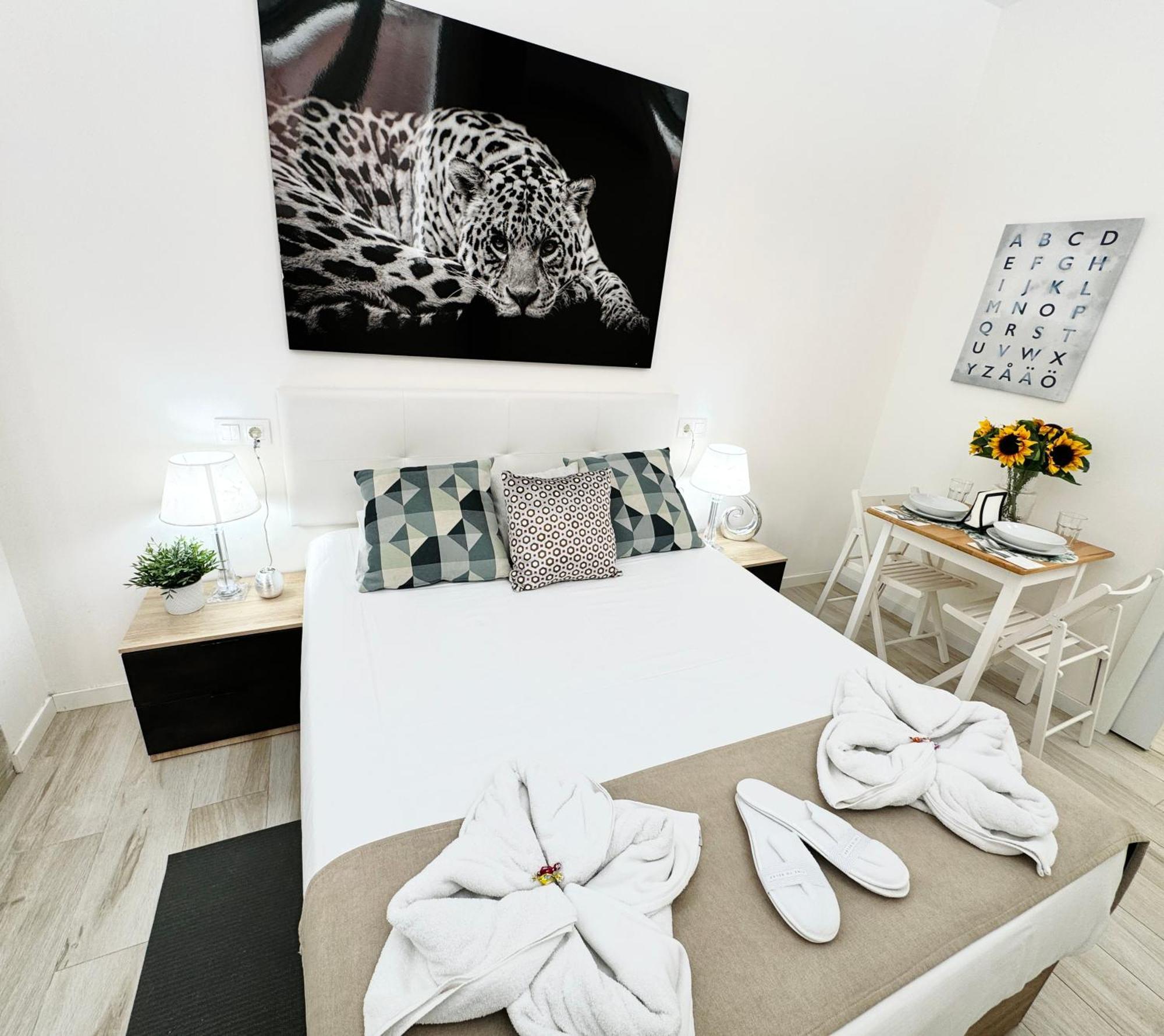 Cinco Torres Suites Madrid Bagian luar foto