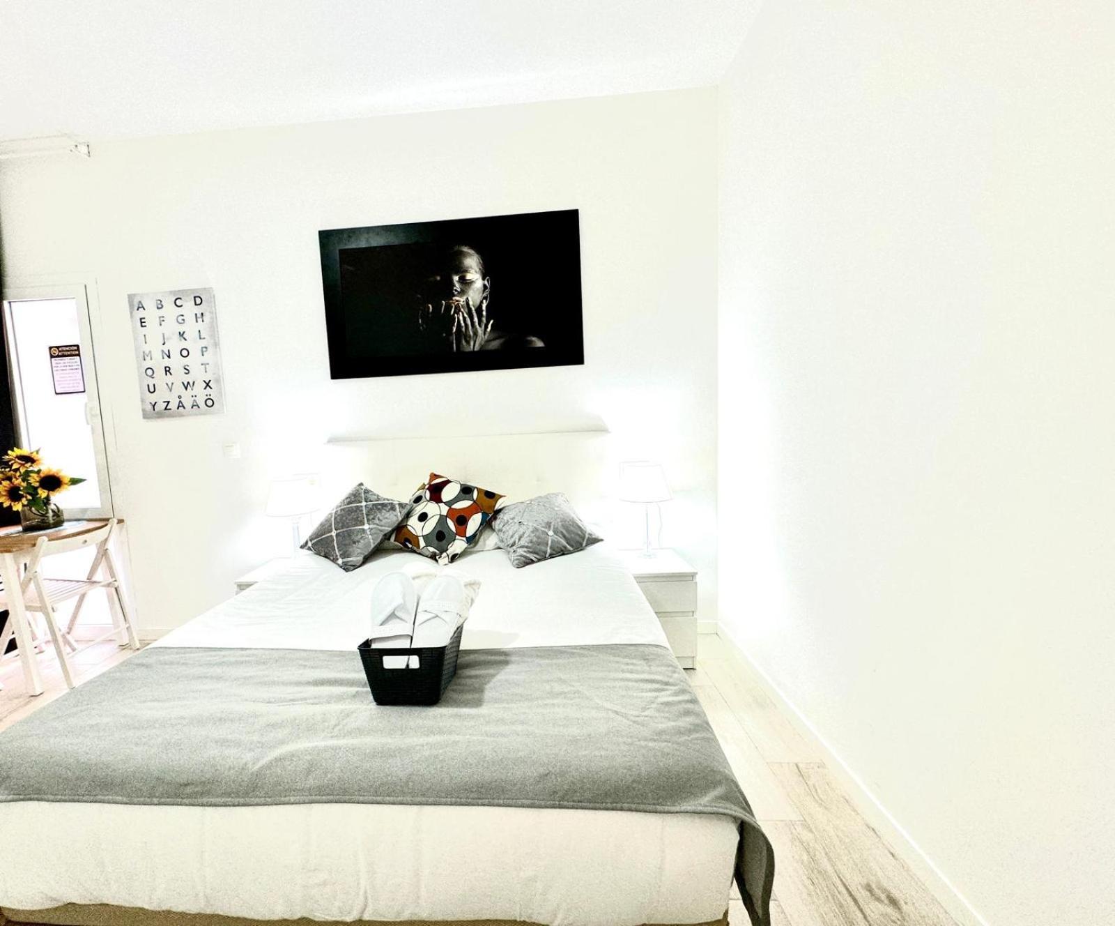Cinco Torres Suites Madrid Bagian luar foto