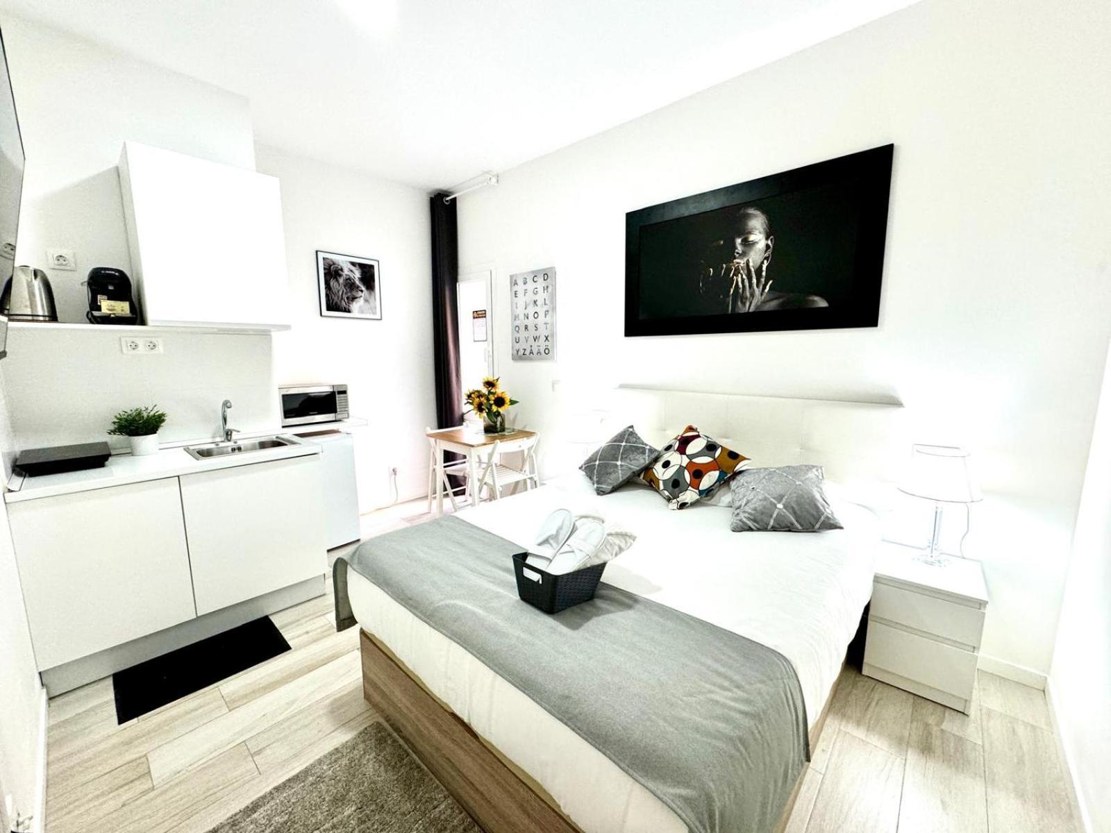 Cinco Torres Suites Madrid Bagian luar foto