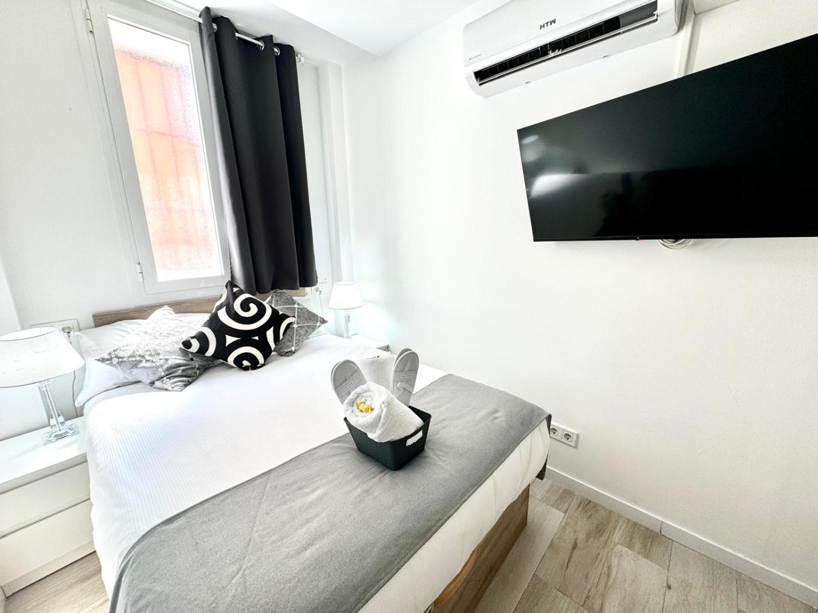 Cinco Torres Suites Madrid Bagian luar foto