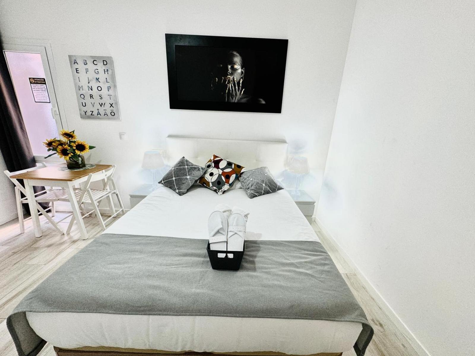 Cinco Torres Suites Madrid Bagian luar foto