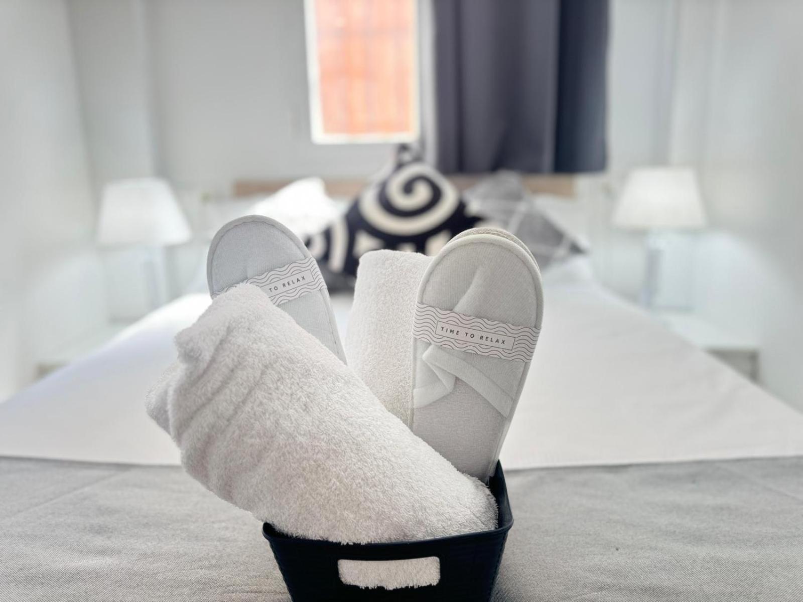 Cinco Torres Suites Madrid Bagian luar foto