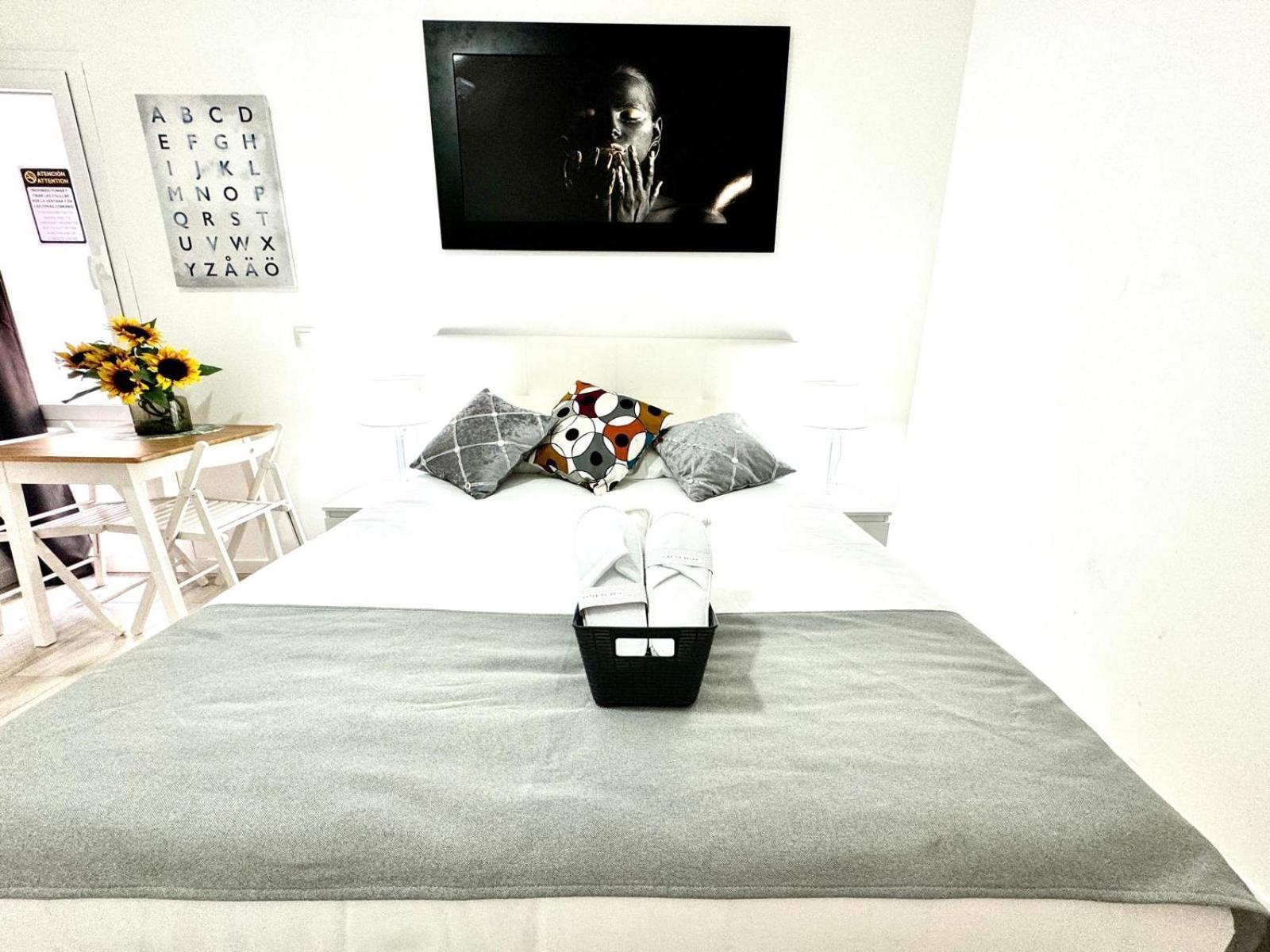 Cinco Torres Suites Madrid Bagian luar foto
