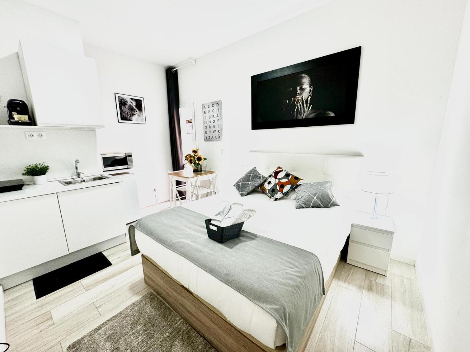 Cinco Torres Suites Madrid Bagian luar foto