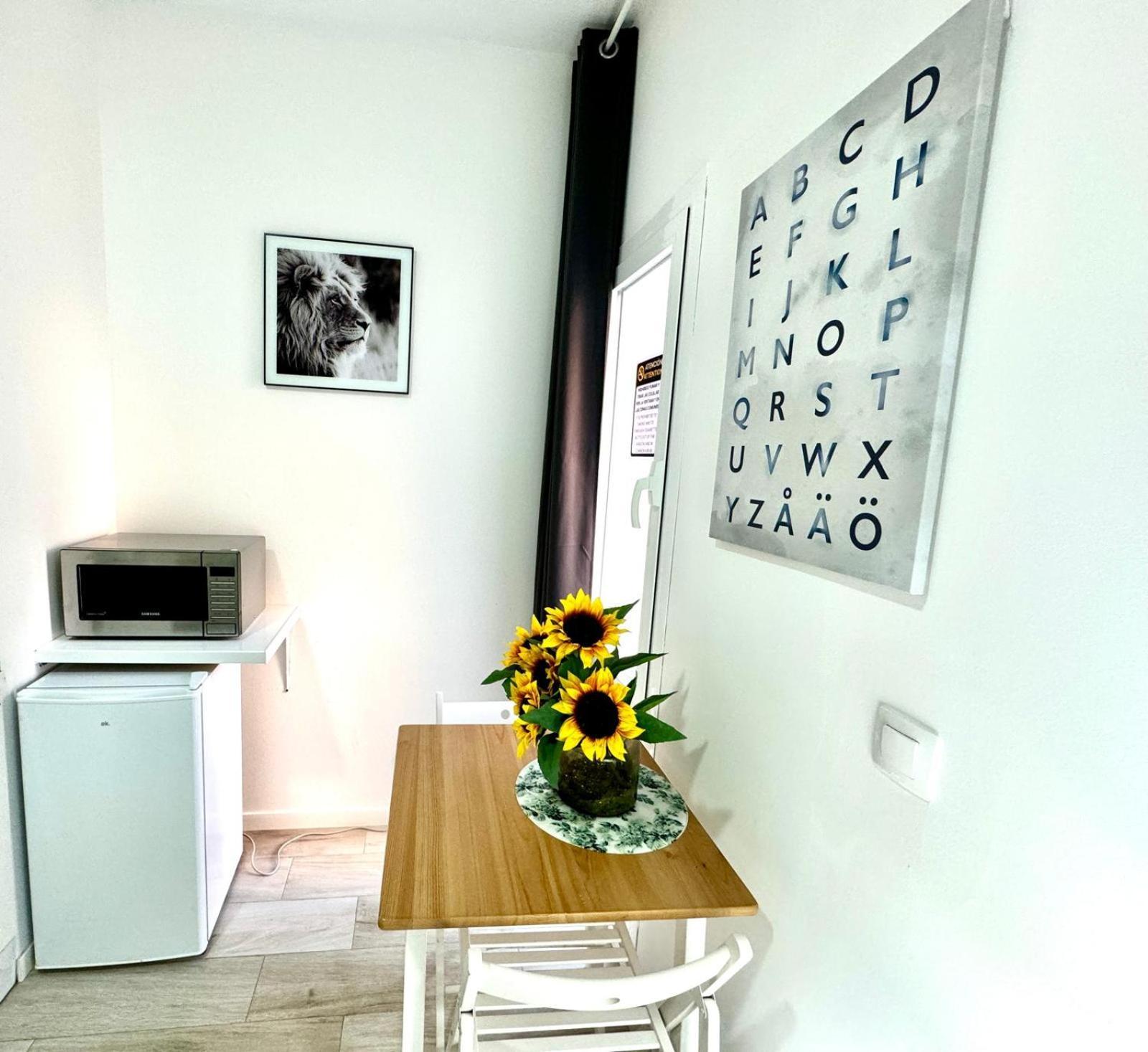 Cinco Torres Suites Madrid Bagian luar foto
