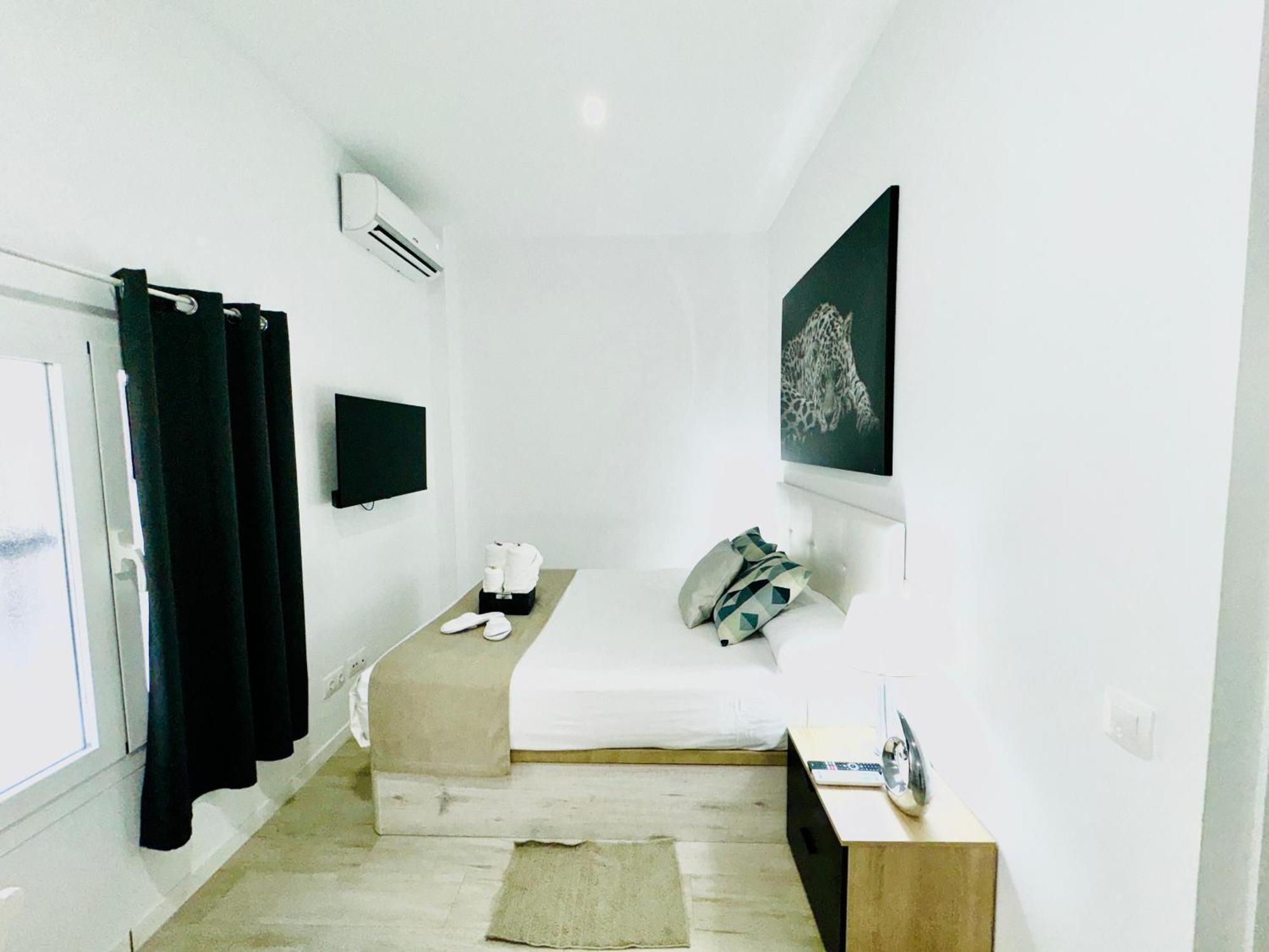 Cinco Torres Suites Madrid Bagian luar foto
